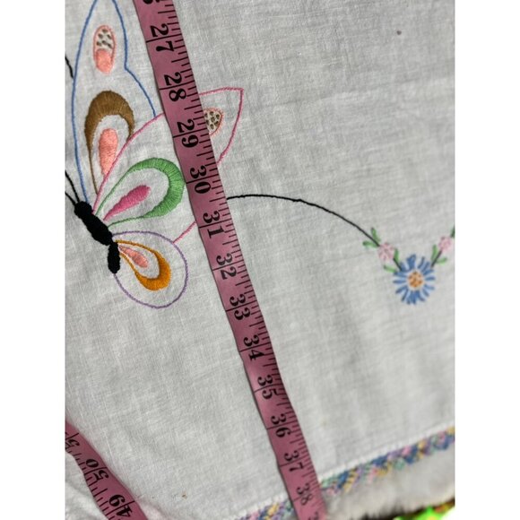 Crochet butterfly embroidered springtime butterfly lace edge tablecloth - Picture 5 of 7